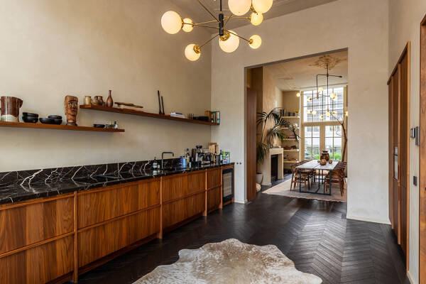 Стильный современный интерьер в доме на канале в Амстердаме