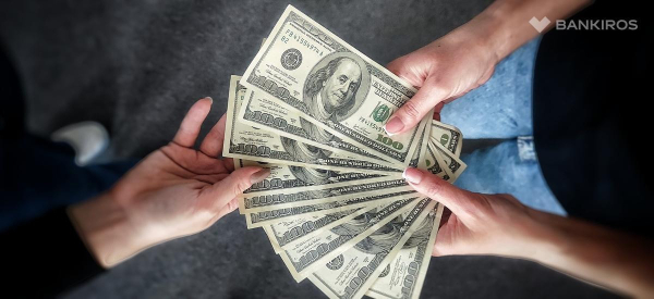 Момента лучше уже не будет: эксперты рассказали, когда покупать доллары, евро и юани