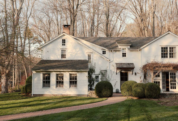 Душевные интерьеры в лучах солнца: старый коттедж в Коннектикуте