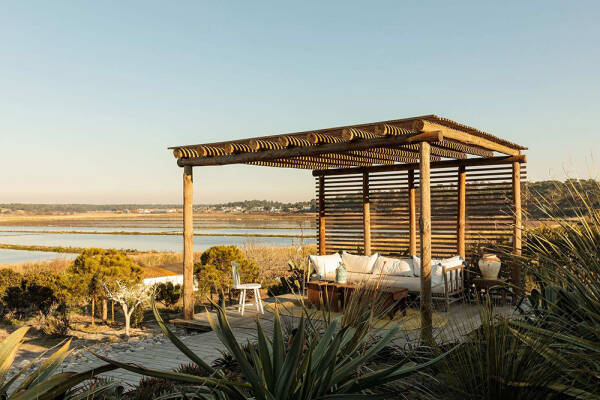 Солнечные интерьеры пляжного дома в Португалии