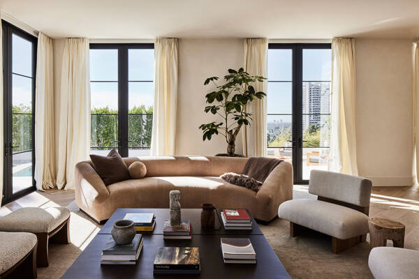 Великолепная белая вилла на Голливудских холмах