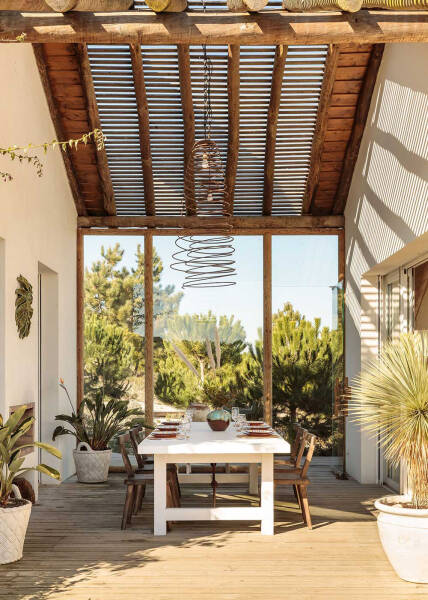 Солнечные интерьеры пляжного дома в Португалии