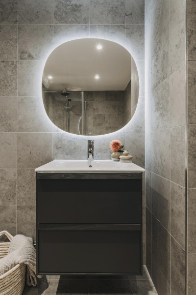 Спокойный интерьер скандинавского лофта с черной кухней и антресолью