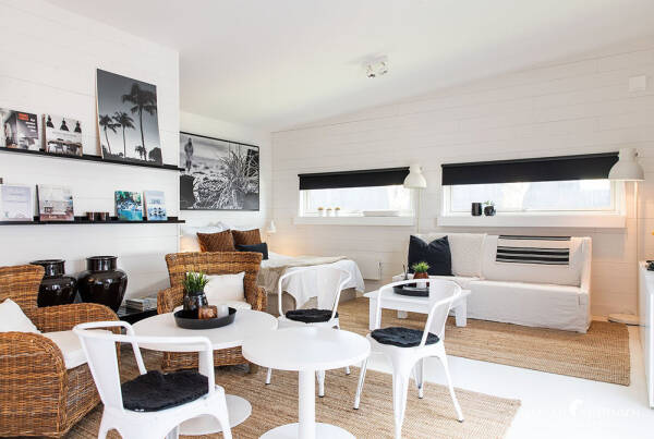 Современный скандинавский дом на берегу моря