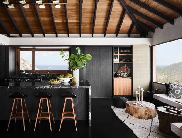 Драматичный дизайн с черными акцентами на Карибском острове