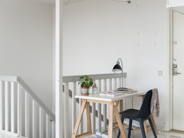 Белоснежная мансардная квартира с арочным окном и роялем