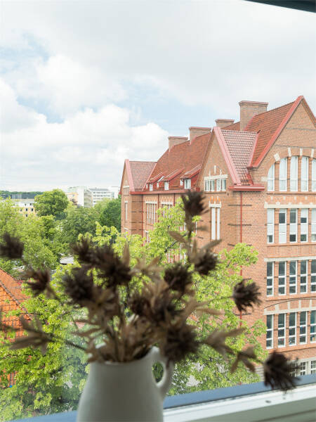 Белоснежная мансардная квартира с арочным окном и роялем