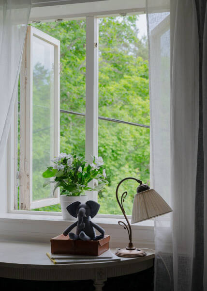 Царство цветочных обоев в красивом деревенском домике в Швеции