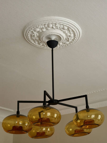 Тёплый скандинавский интерьер с яркими деталями