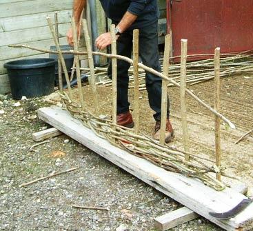 Как сделать декоративный заборчик для садовых клумб