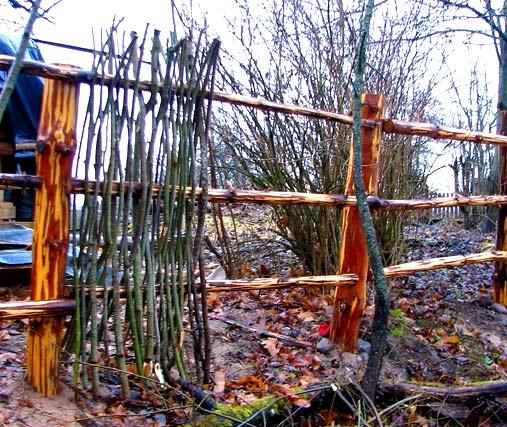 Заборы и ограждения из прутьев