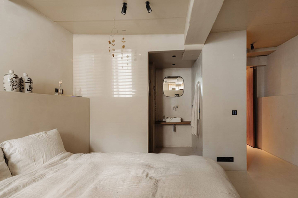 Стильный современный интерьер в доме на канале в Амстердаме