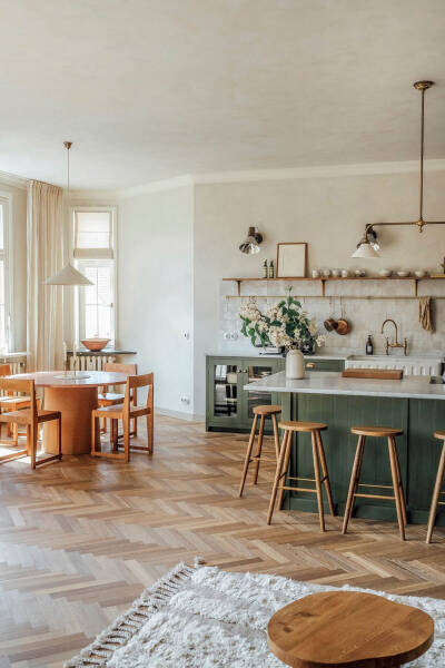 Прекрасная английская кухня в большой немецкой квартире