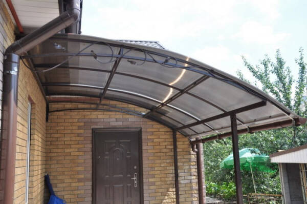 Навес над крыльцом входной двери