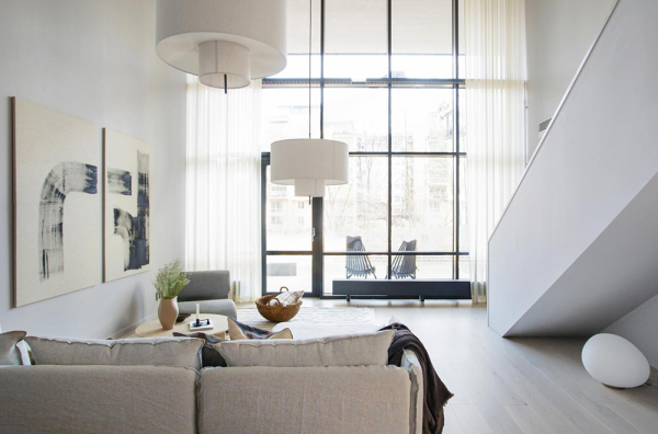 Спокойный интерьер скандинавского лофта с черной кухней и антресолью