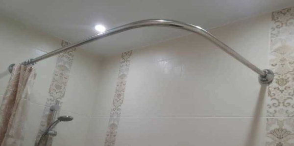 Широкий выбор карнизов для ванной комнаты &mdash; особенности и варианты установки