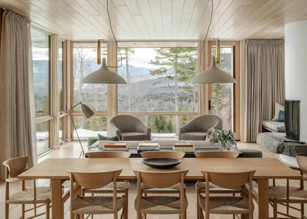 Современный дом на горнолыжном курорте с уютными интерьерами