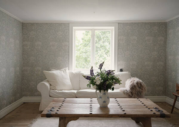 Царство цветочных обоев в красивом деревенском домике в Швеции