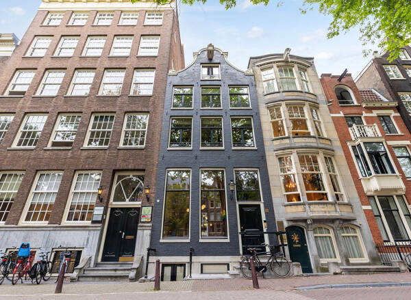 Стильный современный интерьер в доме на канале в Амстердаме