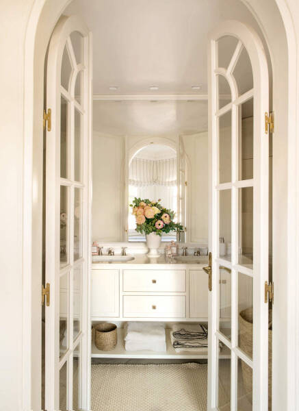 Обаятельная белая квартира с террасой в Барселоне