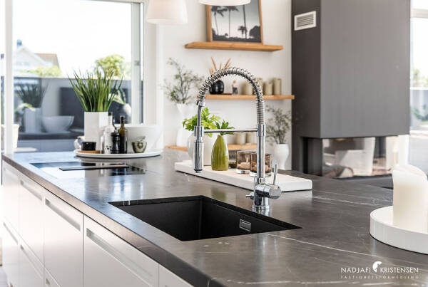 Современный скандинавский дом на берегу моря