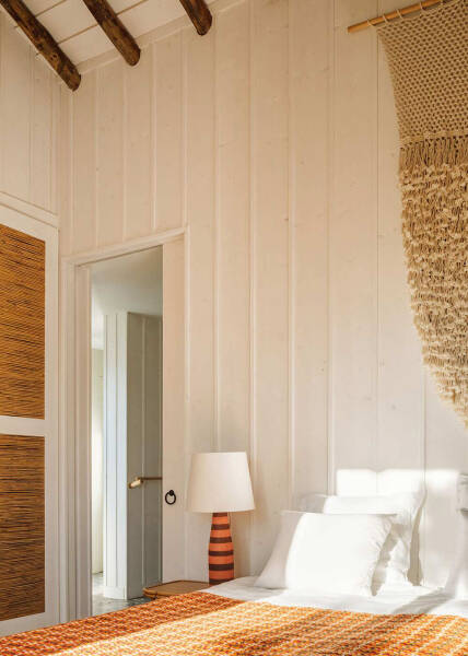 Солнечные интерьеры пляжного дома в Португалии