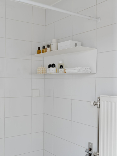 Мягкий минимализм и стеклянная перегородка: маленькая квартира в Стокгольме (39 кв. м)