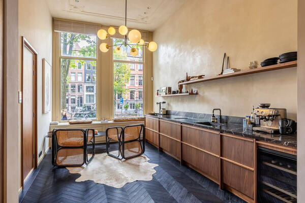 Стильный современный интерьер в доме на канале в Амстердаме