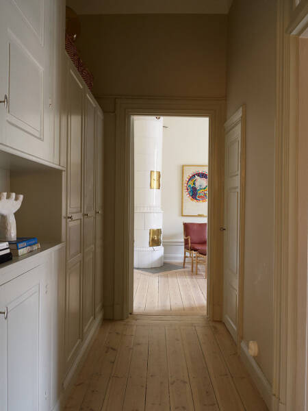 Тёплый скандинавский интерьер с яркими деталями