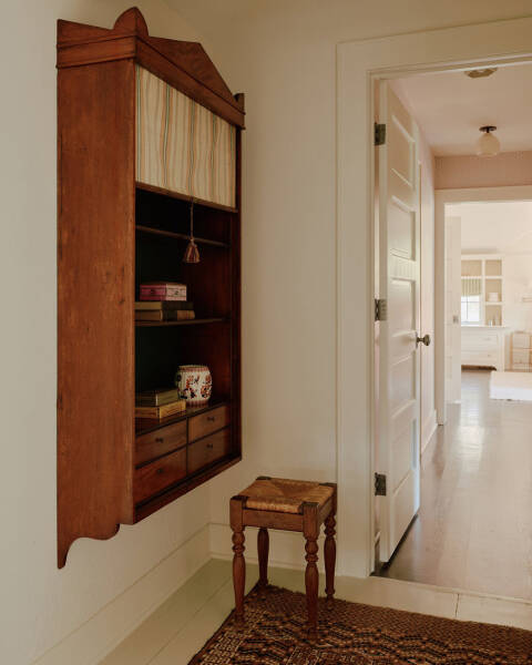 Душевные интерьеры в лучах солнца: старый коттедж в Коннектикуте