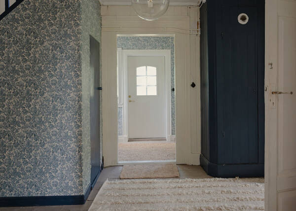 Царство цветочных обоев в красивом деревенском домике в Швеции