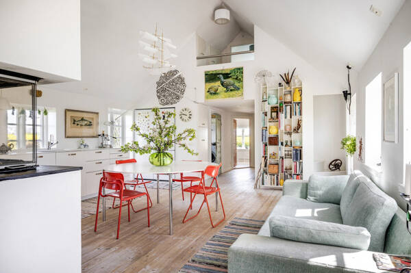 Белые интерьеры старой фермы недалеко от моря в Швеции