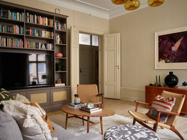 Тёплый скандинавский интерьер с яркими деталями