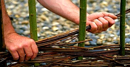 Заборы и ограждения из прутьев