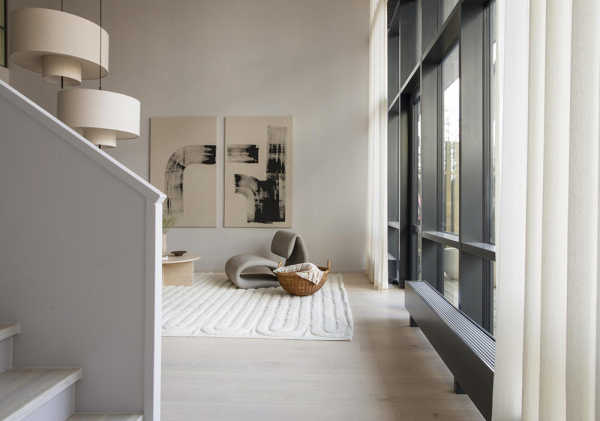 Спокойный интерьер скандинавского лофта с черной кухней и антресолью