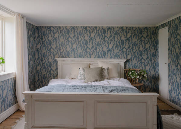 Царство цветочных обоев в красивом деревенском домике в Швеции