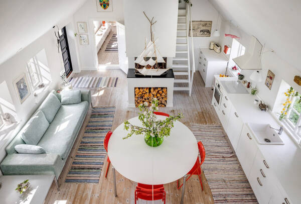 Белые интерьеры старой фермы недалеко от моря в Швеции