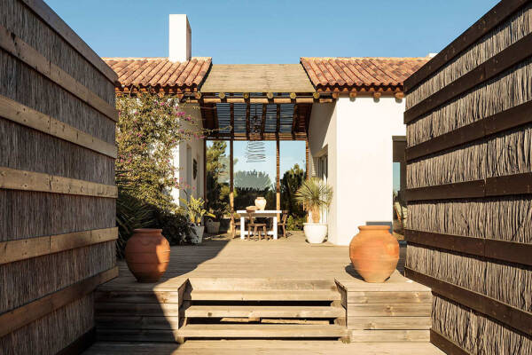 Солнечные интерьеры пляжного дома в Португалии