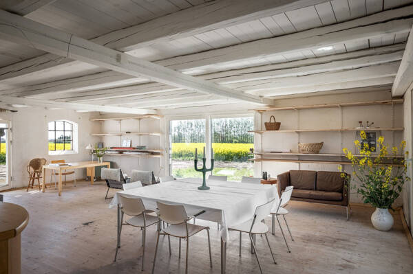 Белые интерьеры старой фермы недалеко от моря в Швеции