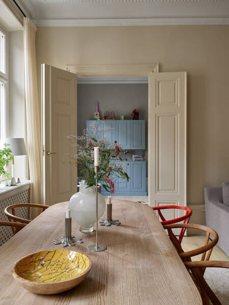 Тёплый скандинавский интерьер с яркими деталями