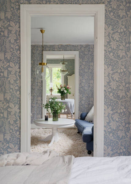 Царство цветочных обоев в красивом деревенском домике в Швеции