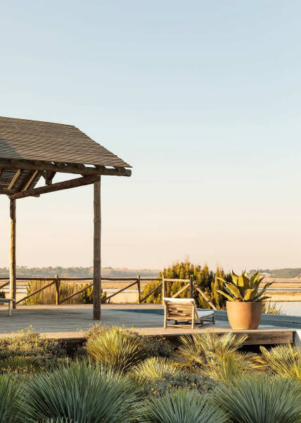 Солнечные интерьеры пляжного дома в Португалии