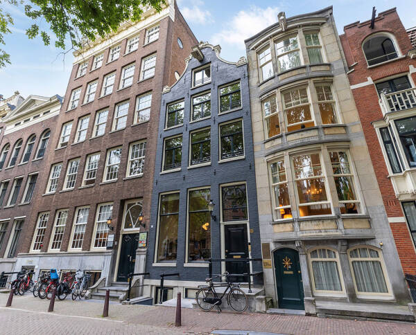 Стильный современный интерьер в доме на канале в Амстердаме