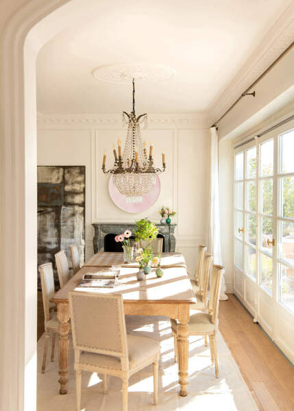 Обаятельная белая квартира с террасой в Барселоне