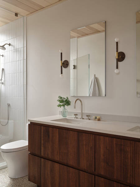 Современный дом на горнолыжном курорте с уютными интерьерами