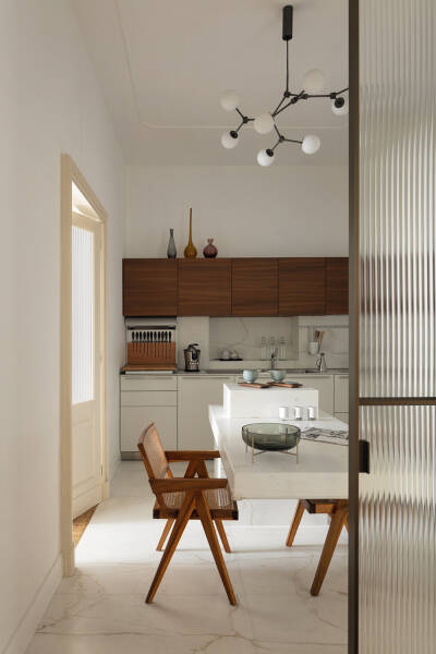 Молдинги, классические картины и модный декор: апартаменты в Неаполе