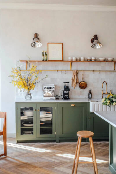 Прекрасная английская кухня в большой немецкой квартире