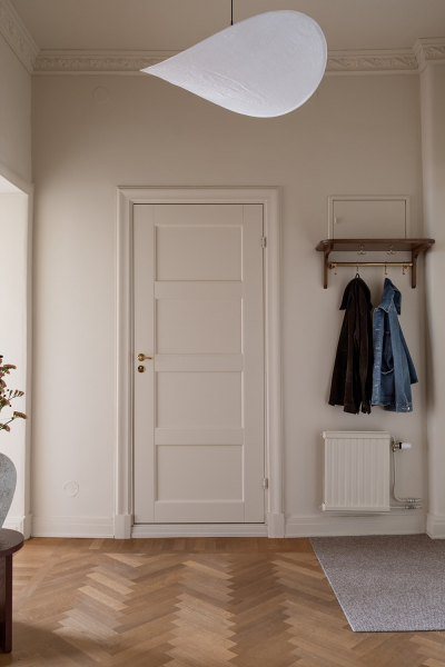 Стильные розовые штрихи в дизайне нежной скандинавской квартиры (84 кв. м)