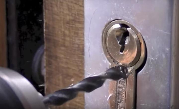 Как правильно высверлить личинку замка входной двери: пошаговая инструкция