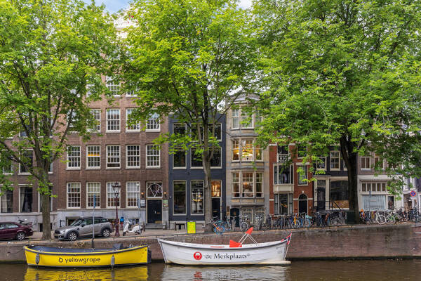 Стильный современный интерьер в доме на канале в Амстердаме